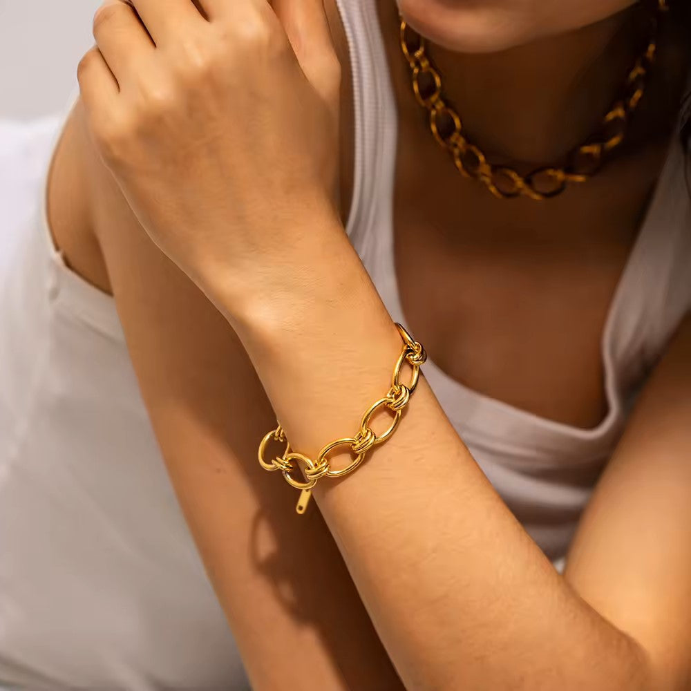 Johana – Nježna zlatna narukvica s detaljima privjesaka