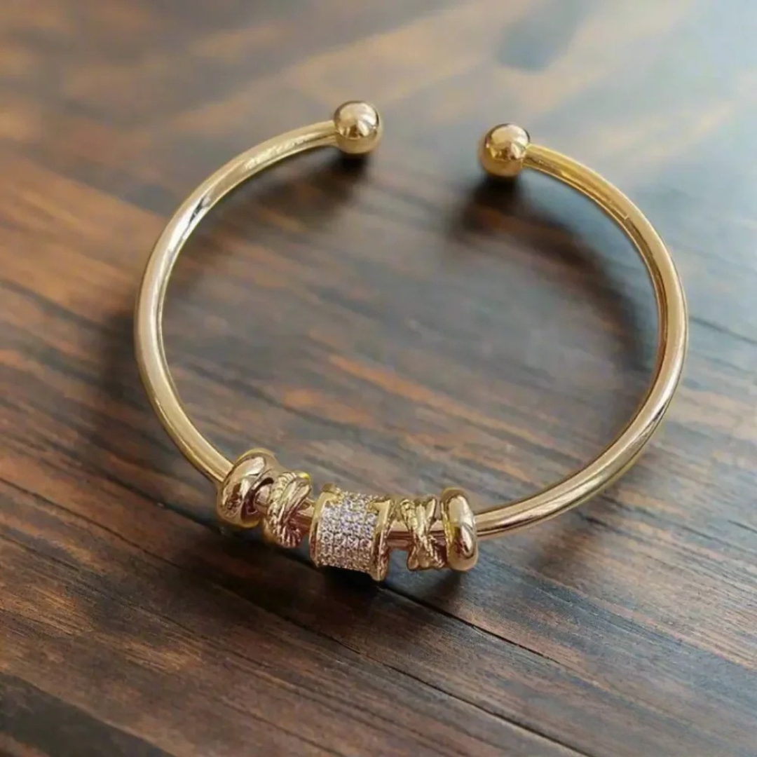 Nina - Podesiva zlatna narukvica s privjescima