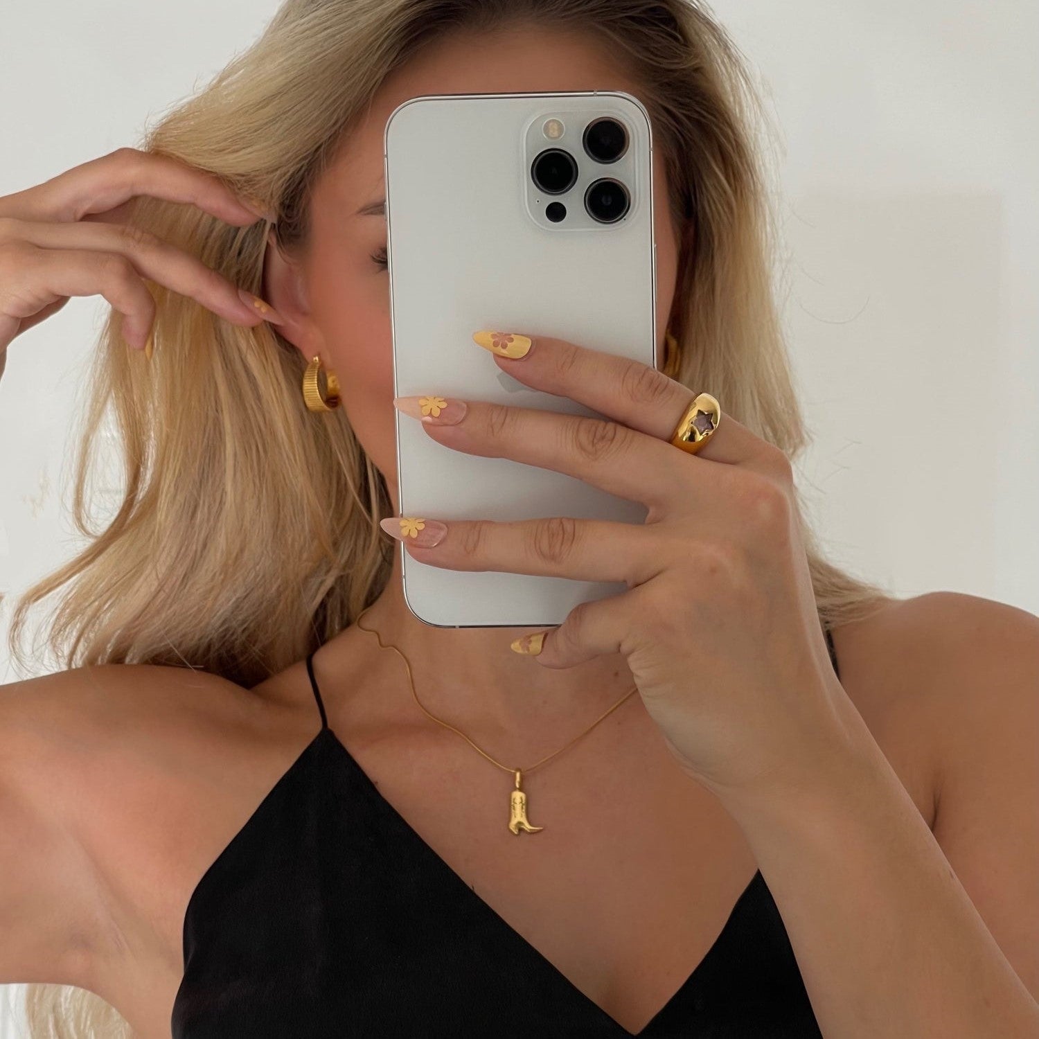 Johana – Nježna ogrlica sa zlatnim privjescima
