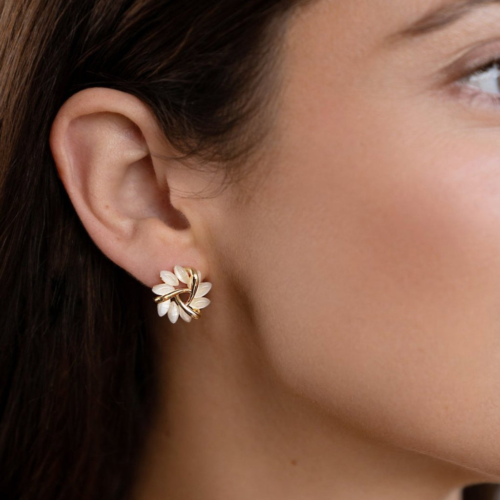 Karolína – Zlatne naušnice s geometrijskim uzorkom